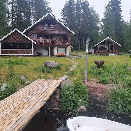 Viihtyisae Hirsimoekki Jaerven Rannalla Siikainen Exterior foto
