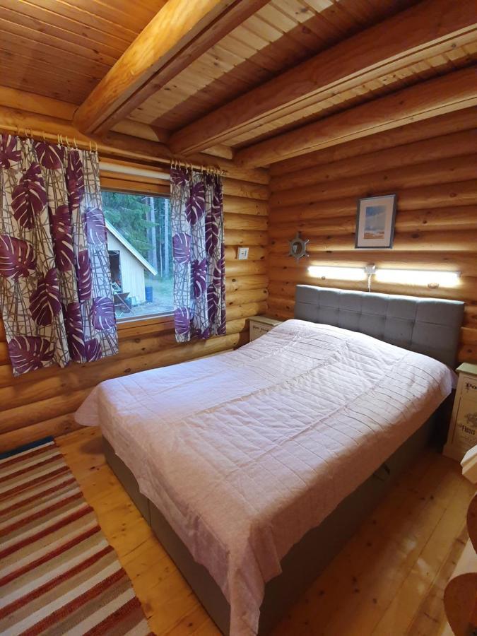 Viihtyisae Hirsimoekki Jaerven Rannalla Siikainen Exterior foto