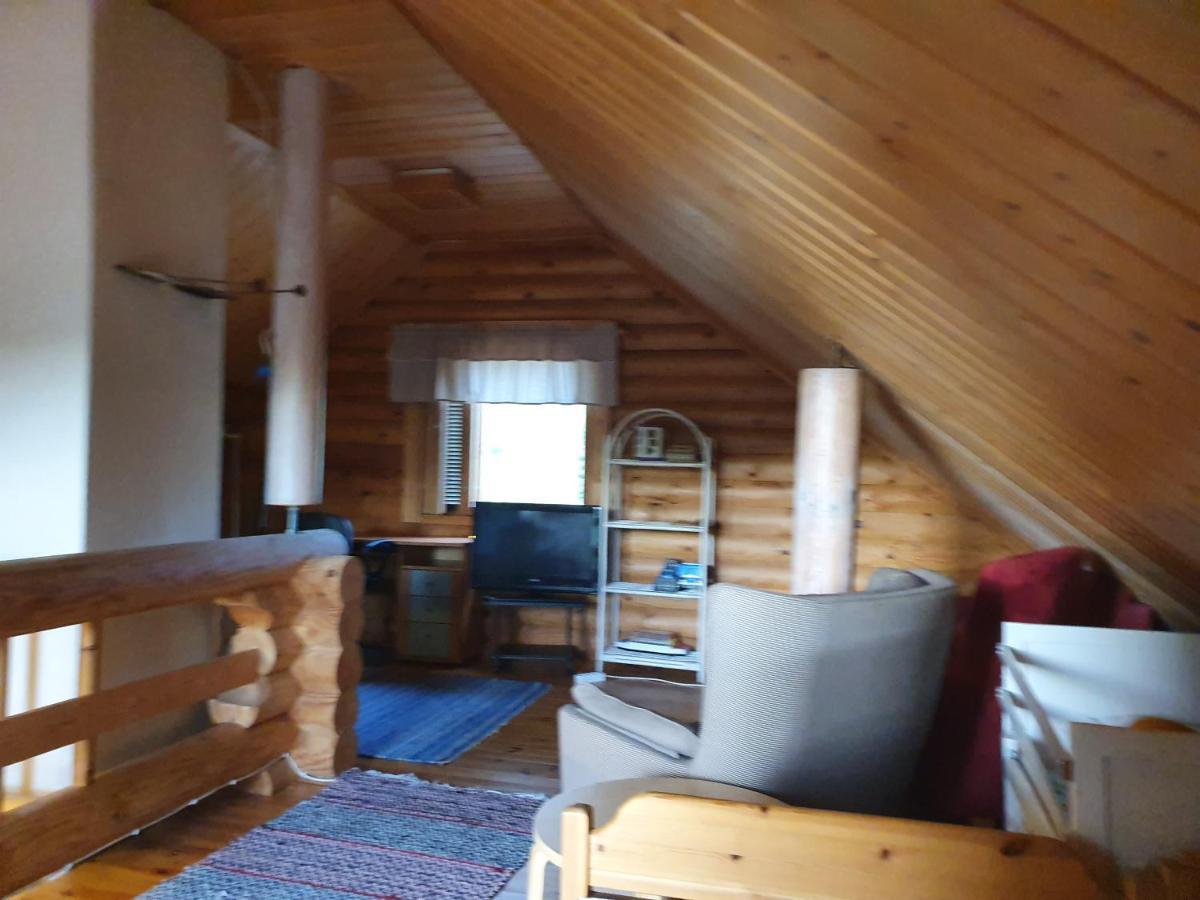 Viihtyisae Hirsimoekki Jaerven Rannalla Siikainen Exterior foto