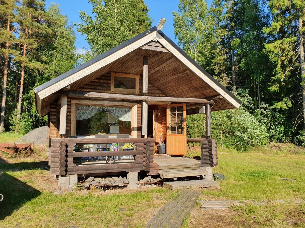 Viihtyisae Hirsimoekki Jaerven Rannalla Siikainen Exterior foto