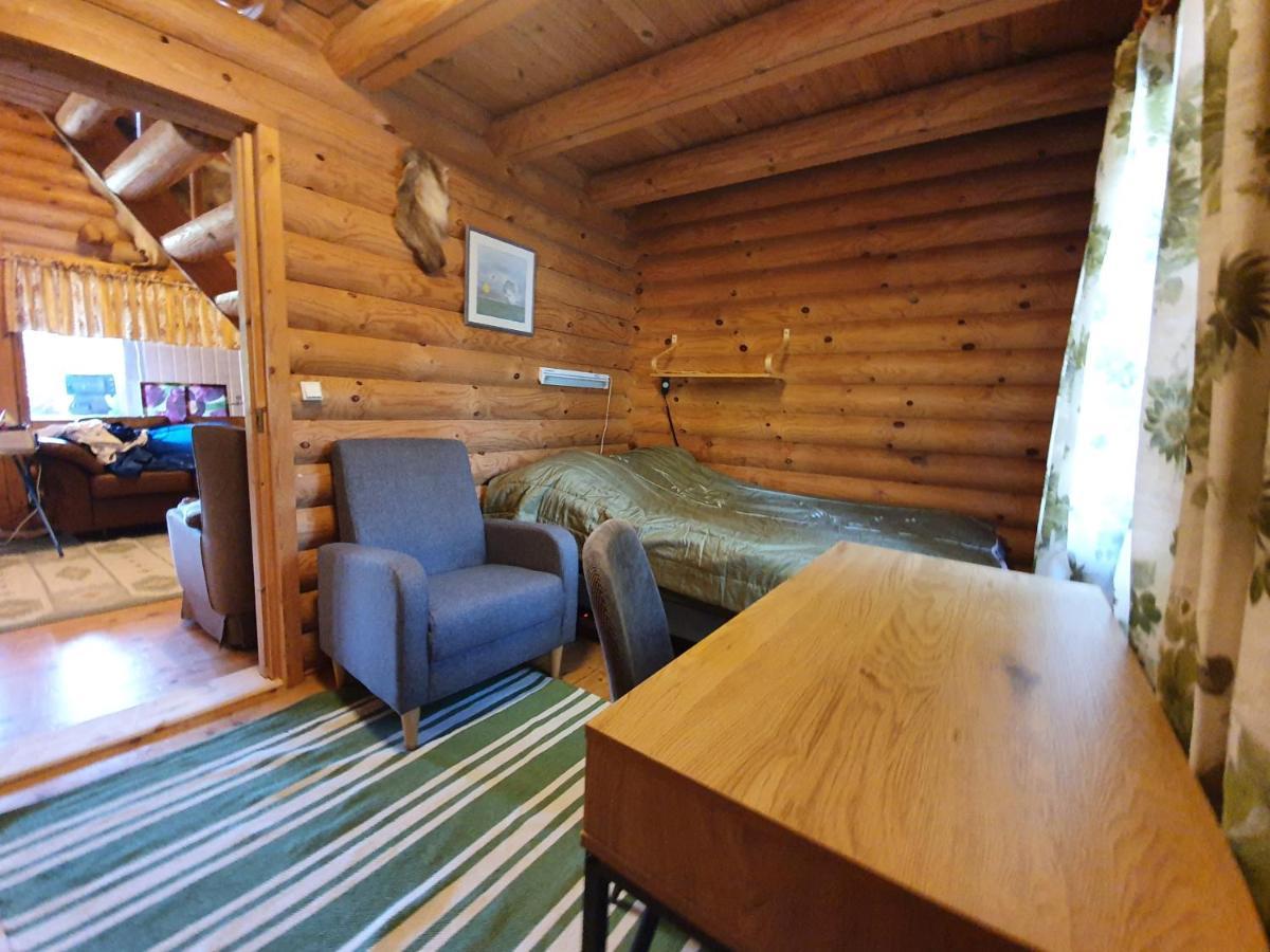 Viihtyisae Hirsimoekki Jaerven Rannalla Siikainen Exterior foto
