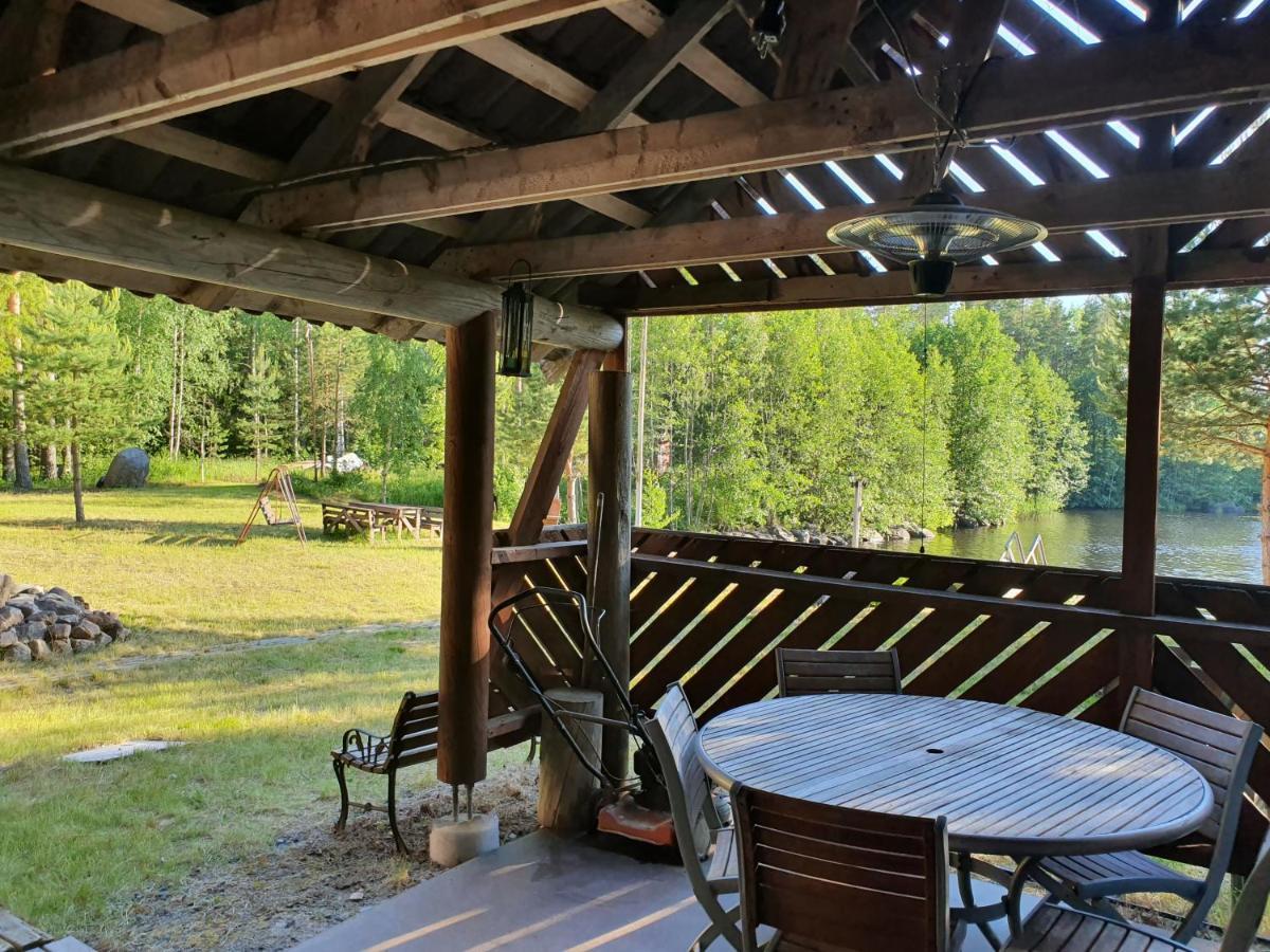 Viihtyisae Hirsimoekki Jaerven Rannalla Siikainen Exterior foto