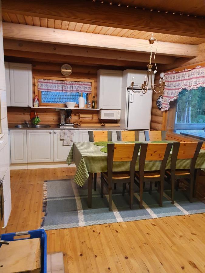 Viihtyisae Hirsimoekki Jaerven Rannalla Siikainen Exterior foto