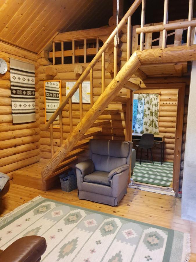 Viihtyisae Hirsimoekki Jaerven Rannalla Siikainen Exterior foto