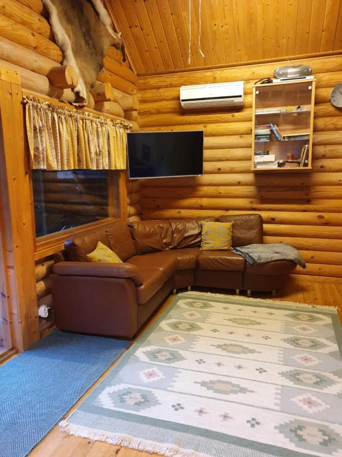 Viihtyisae Hirsimoekki Jaerven Rannalla Siikainen Exterior foto