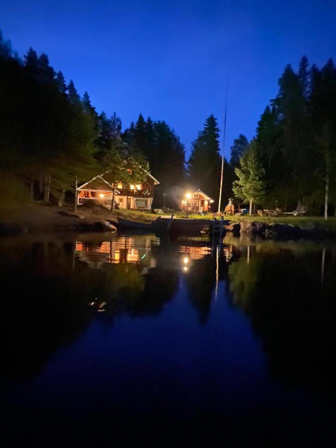 Viihtyisae Hirsimoekki Jaerven Rannalla Siikainen Exterior foto