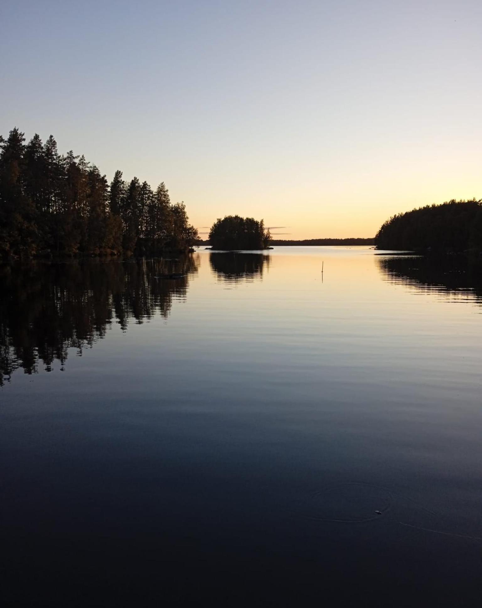 Viihtyisae Hirsimoekki Jaerven Rannalla Siikainen Exterior foto