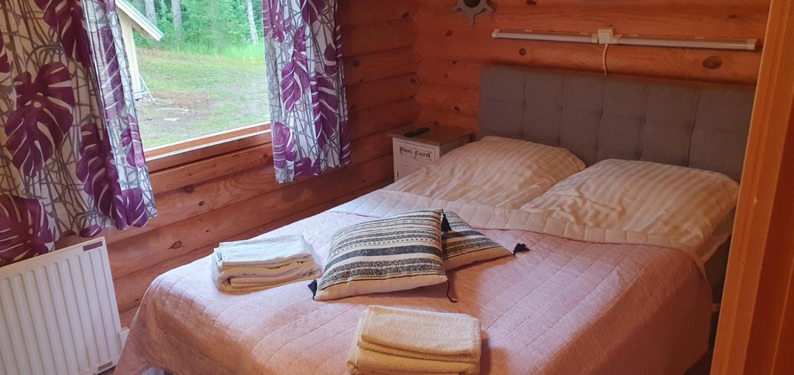 Viihtyisae Hirsimoekki Jaerven Rannalla Siikainen Exterior foto