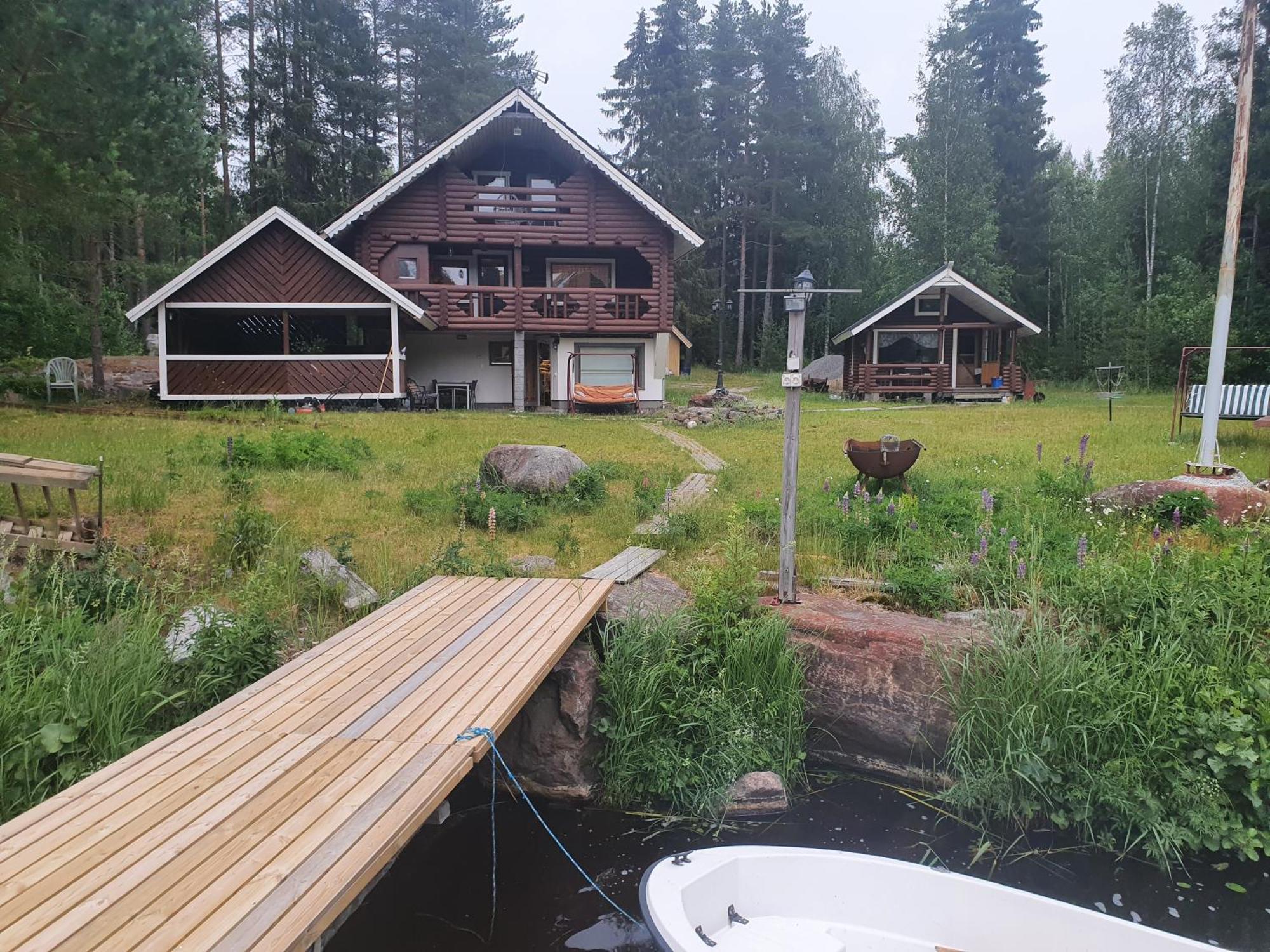Viihtyisae Hirsimoekki Jaerven Rannalla Siikainen Exterior foto