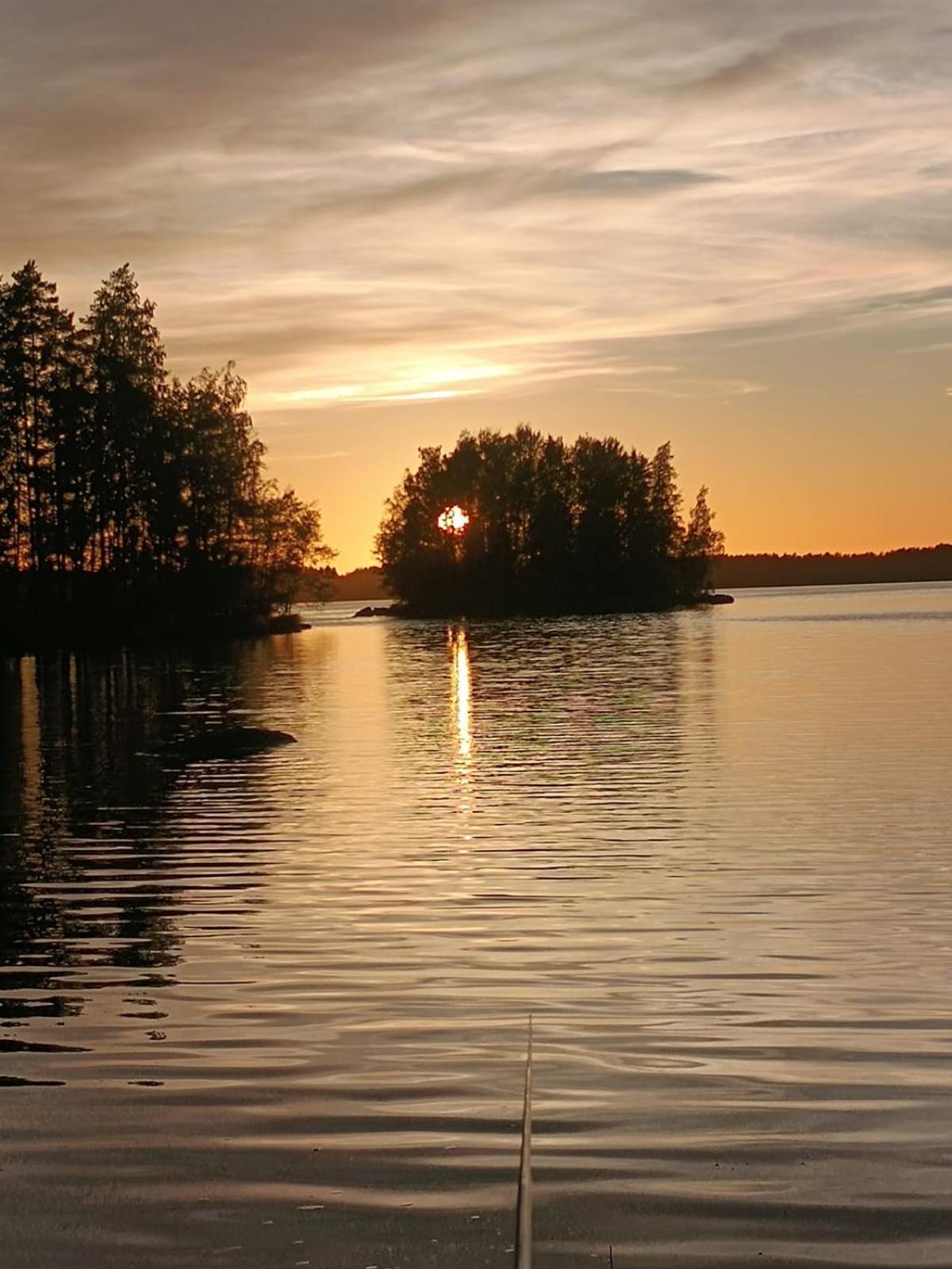 Viihtyisae Hirsimoekki Jaerven Rannalla Siikainen Exterior foto