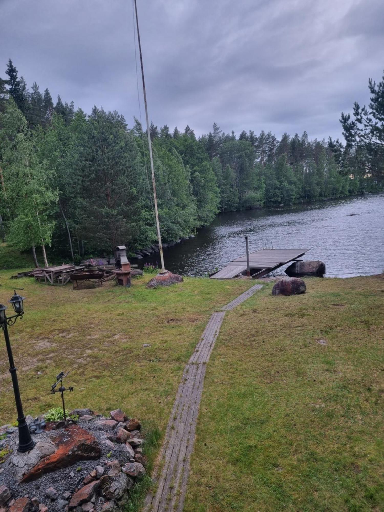 Viihtyisae Hirsimoekki Jaerven Rannalla Siikainen Exterior foto