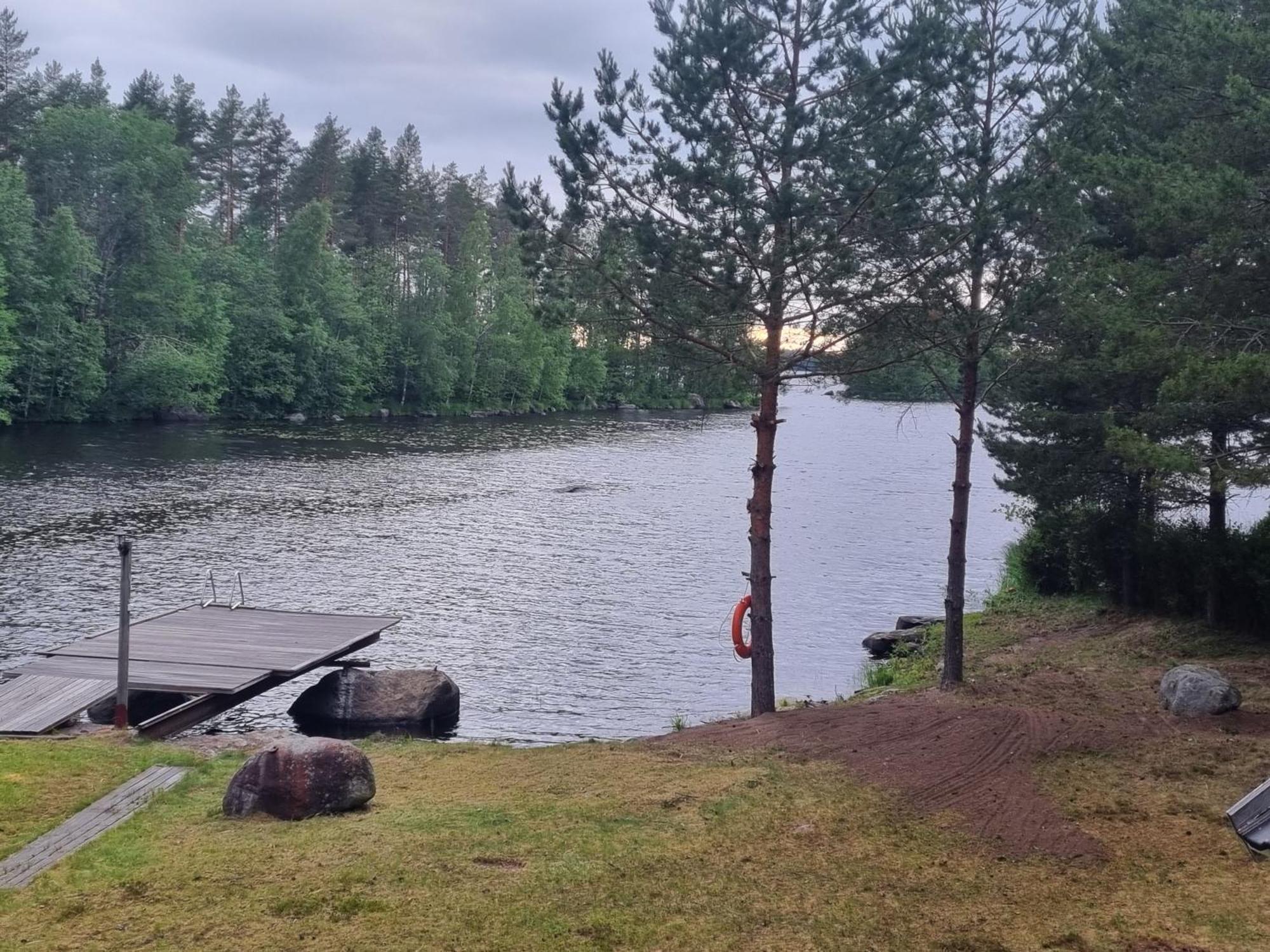 Viihtyisae Hirsimoekki Jaerven Rannalla Siikainen Exterior foto